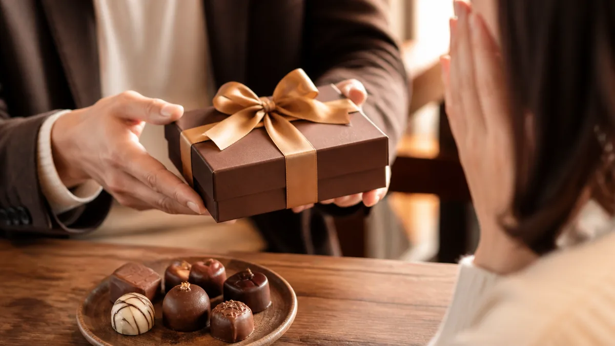 逆チョコとは?バレンタインに男性から贈るチョコの意味と由来の解説画像